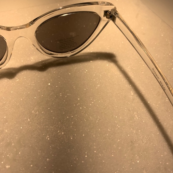 URBAN OUTFITTERS RETRO CLEAR CAT EYE SUNGLASSES - Picture 2 of 4